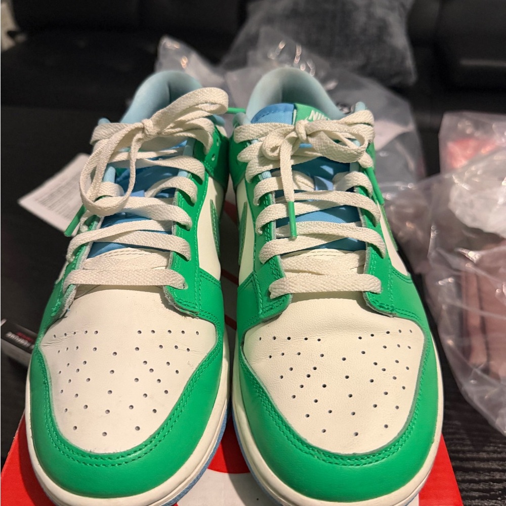 Nike Dunk Low Retro sneakers in the "Green Shock" men’s 8.5 women’s 10 - Picture 3 of 7